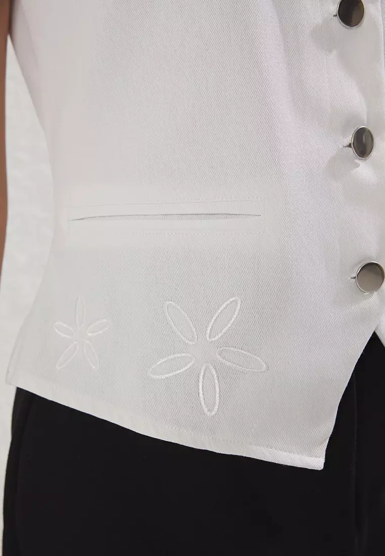 White Fitted Embroidered Cotton Woven Vest Twoss25Ye00112