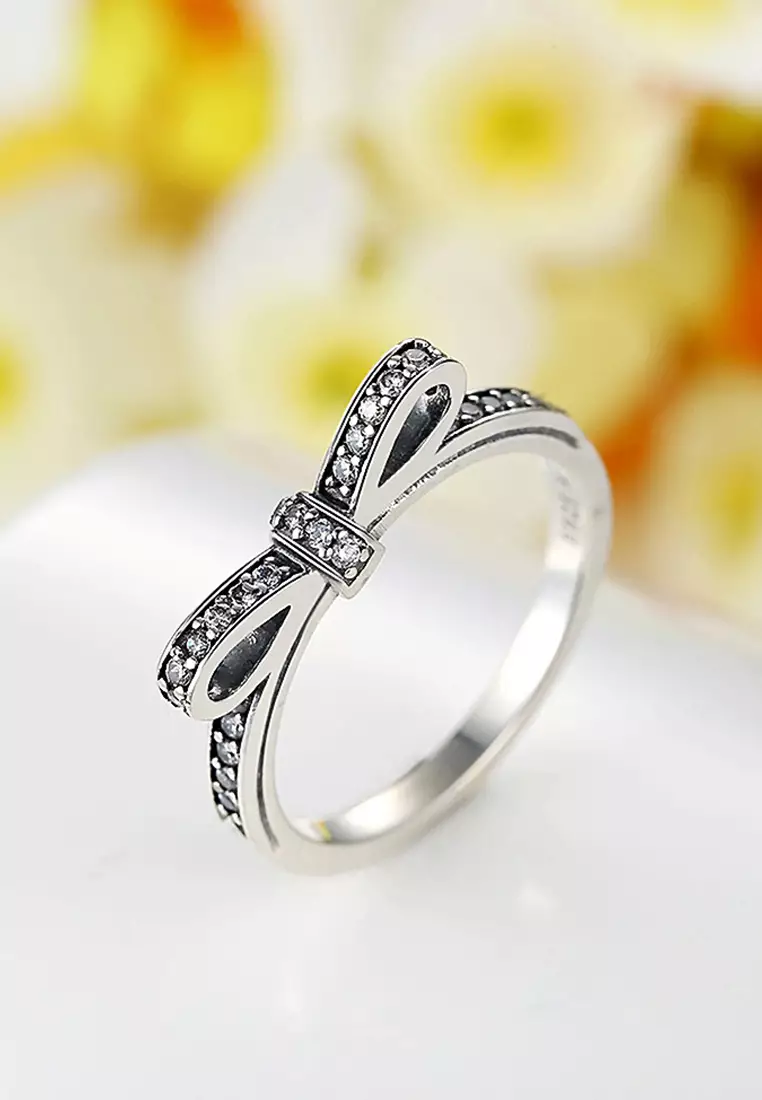 Sparkling outlet bow ring