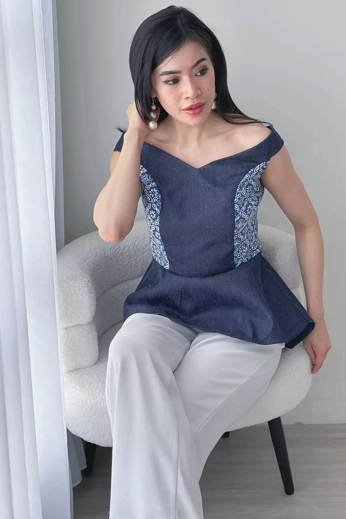 Gauri Off Shoulder Biru Batik Blouse