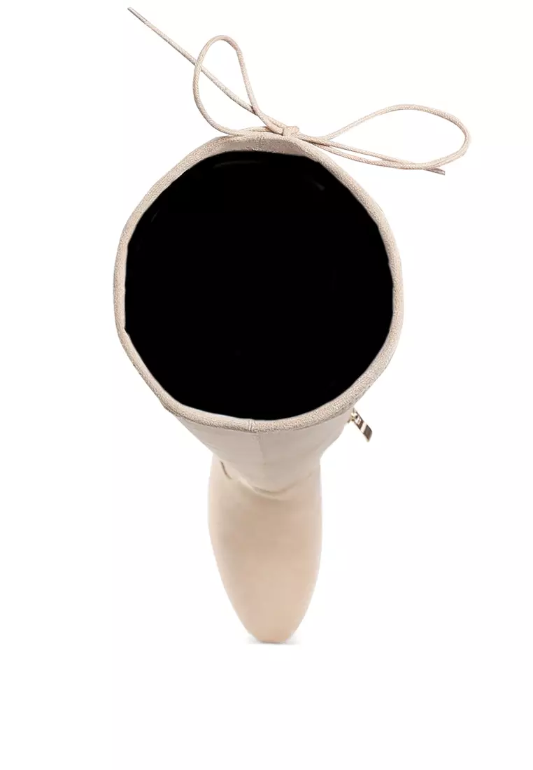 Sepatu Bot Selutut dengan Detail Tali Serut Minimal Warna Beige