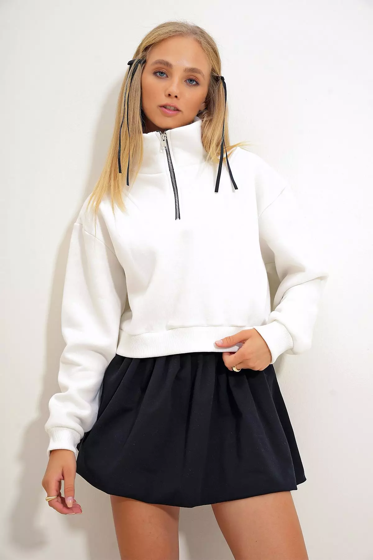 White Women's Turtleneck Zippered 3 Thread Ribbed Crop Sweatshirt
