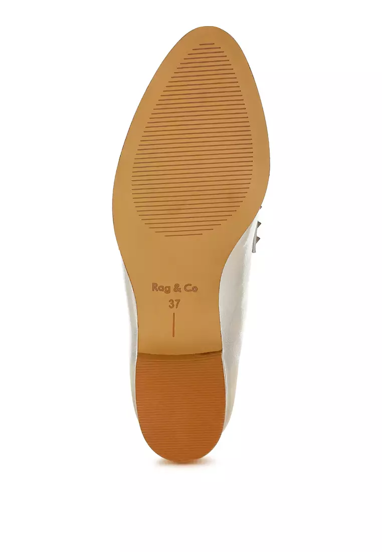 Sepatu Loafer Metalik Penny Strap dalam Warna Perak