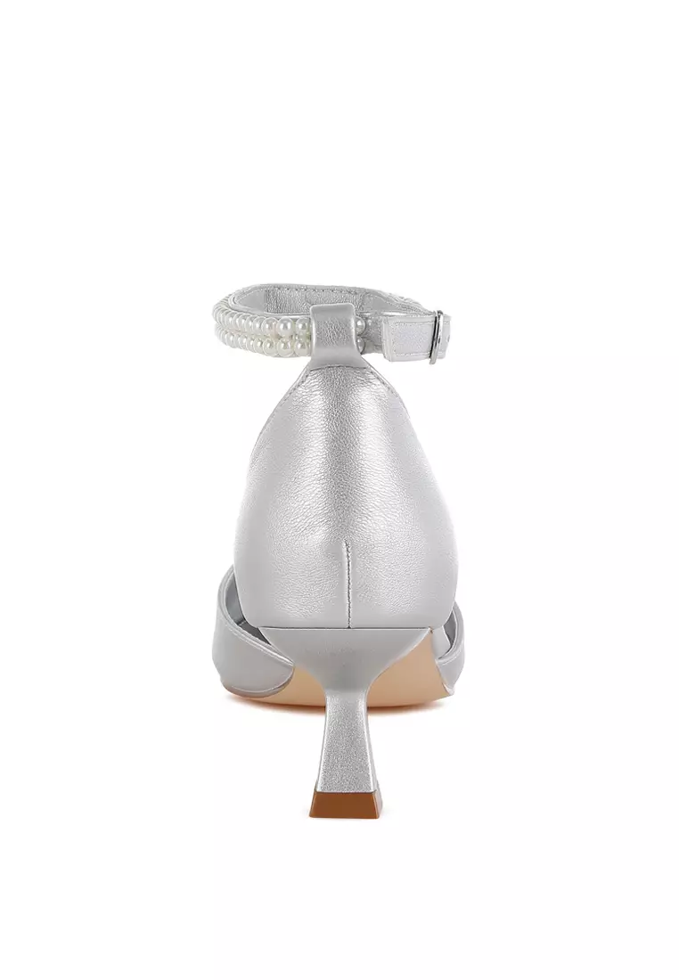 Sandal hak anak kucing bros berlian imitasi dalam warna perak