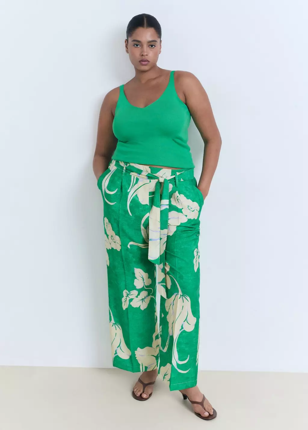 Celana bermotif bersabuk