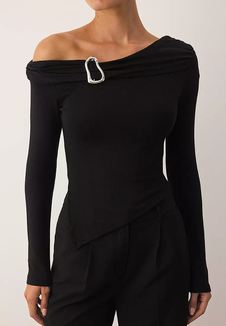 Accessory Detailed Asymmetrical Blouse