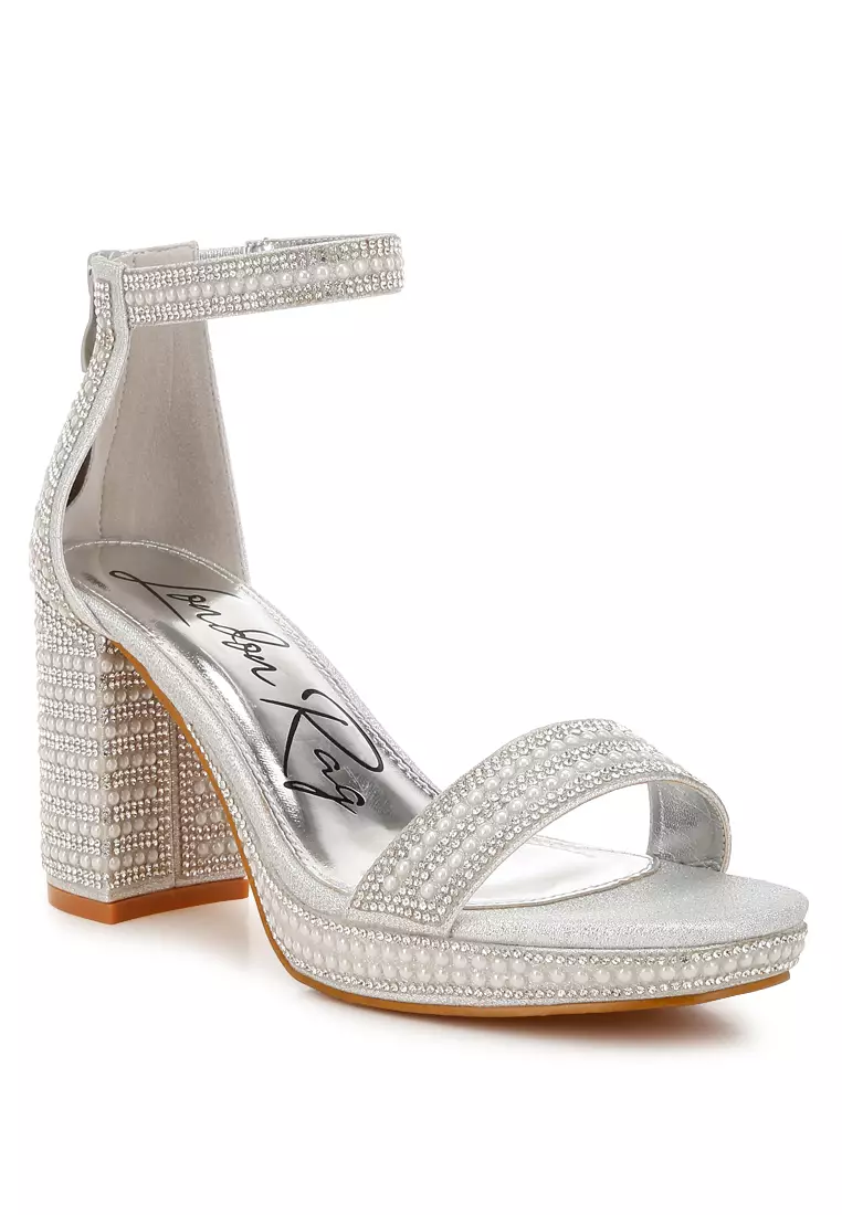 Sandal Berlian Imitasi Dan Hiasan Mutiara dalam Warna Perak