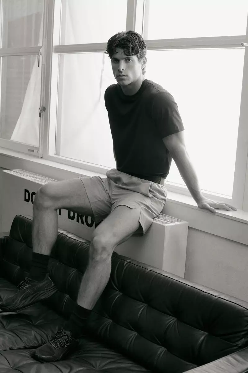 Mid-length sports shorts with DryMove™