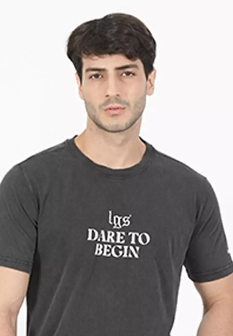 LGS - Kaos Grafis Casual Pria - Sablon Tulisan Dare To Begin - Katun - Warna Hitam - Slim Fit - JTS.322.G3550F.01.C
