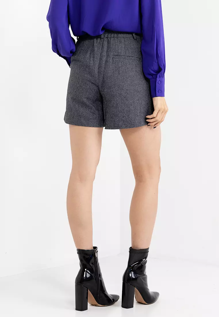 Only high waisted tailored shorts in black