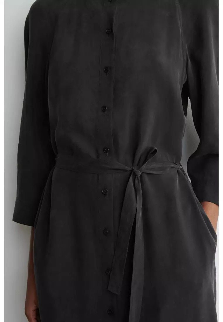 BELTED COLLARLESS MIDI SHIRT DRESS