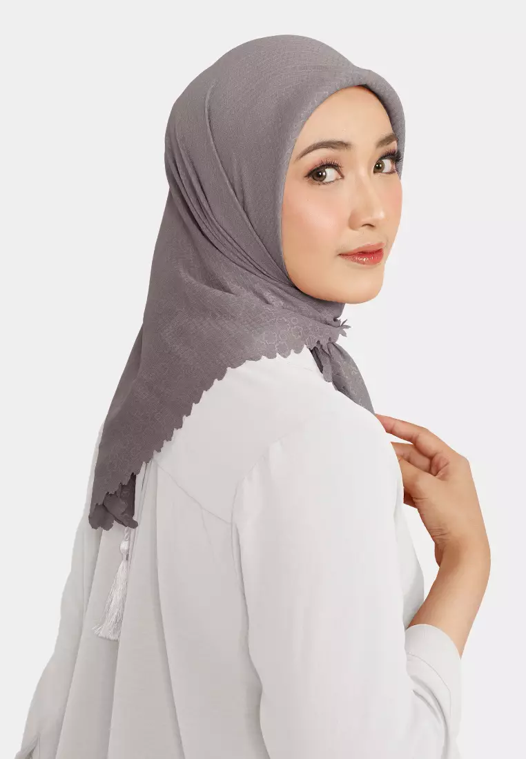 Cotton Bee - Hijab Segiempat Rayyansa Tassel Emboss Lasercut 