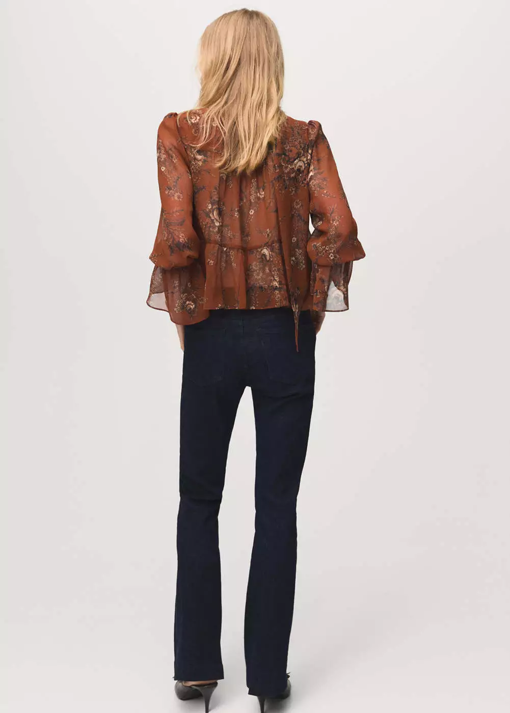 Blus motif floral dengan detail pita