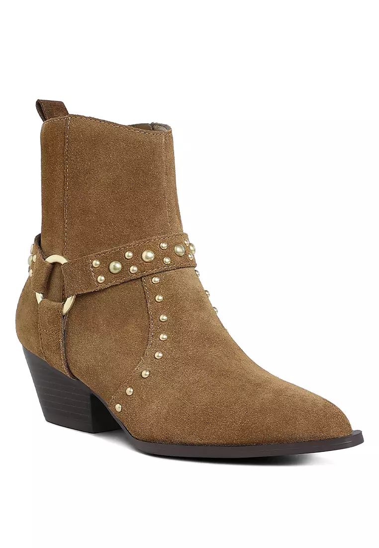 Sepatu bot bertabur paku berbahan suede warna kelabu kecokelatan