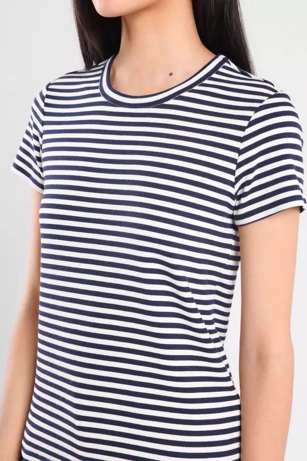 Minimal x Sarah Azka - Emma - T-Shirt Lengan Pendek Motif Garis - Navy Warna Navy