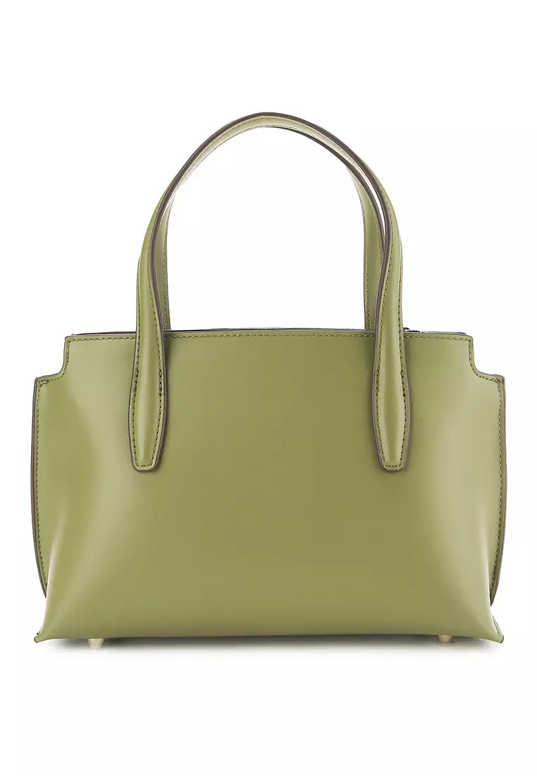 Georgina Satchel (L)