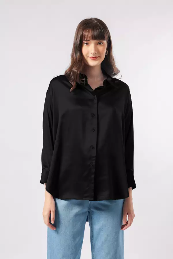 MINIMAL - Nourra - Kemeja Satin Relaxed Fit - Black Colour Black