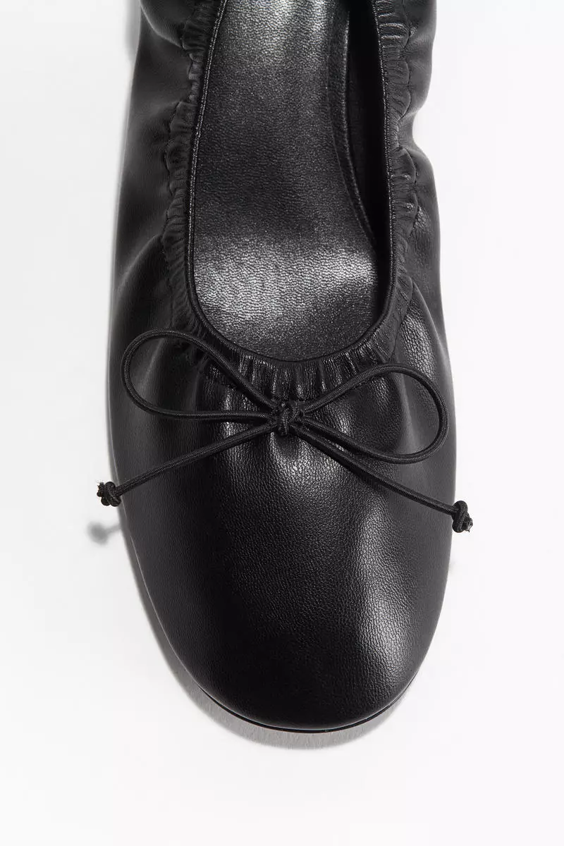 Bow-front court shoes