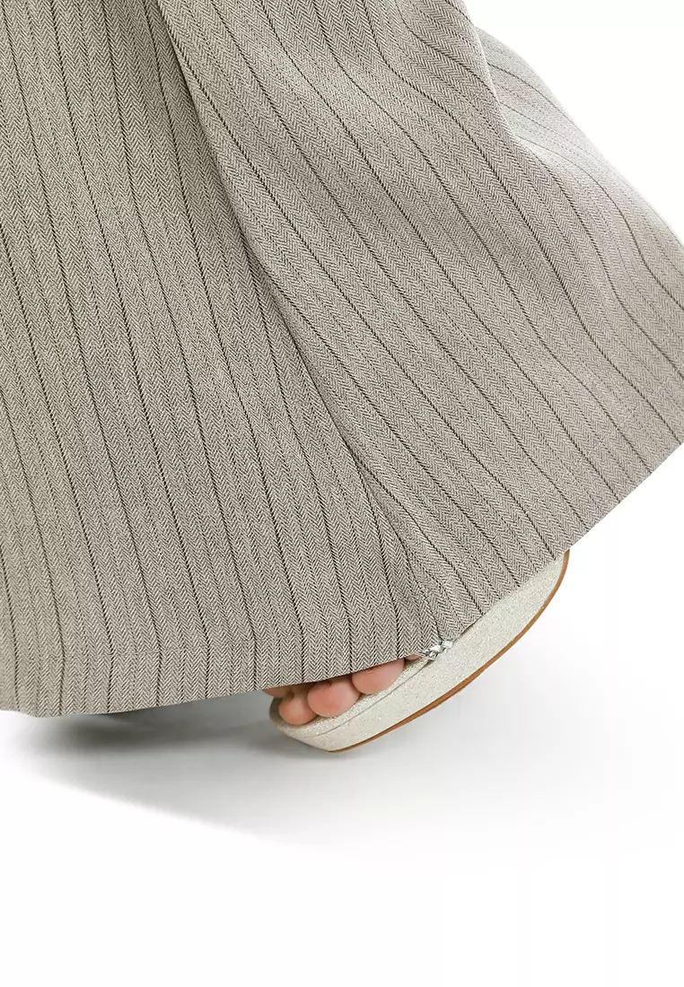 灰褐色人字紋修身喇叭褲