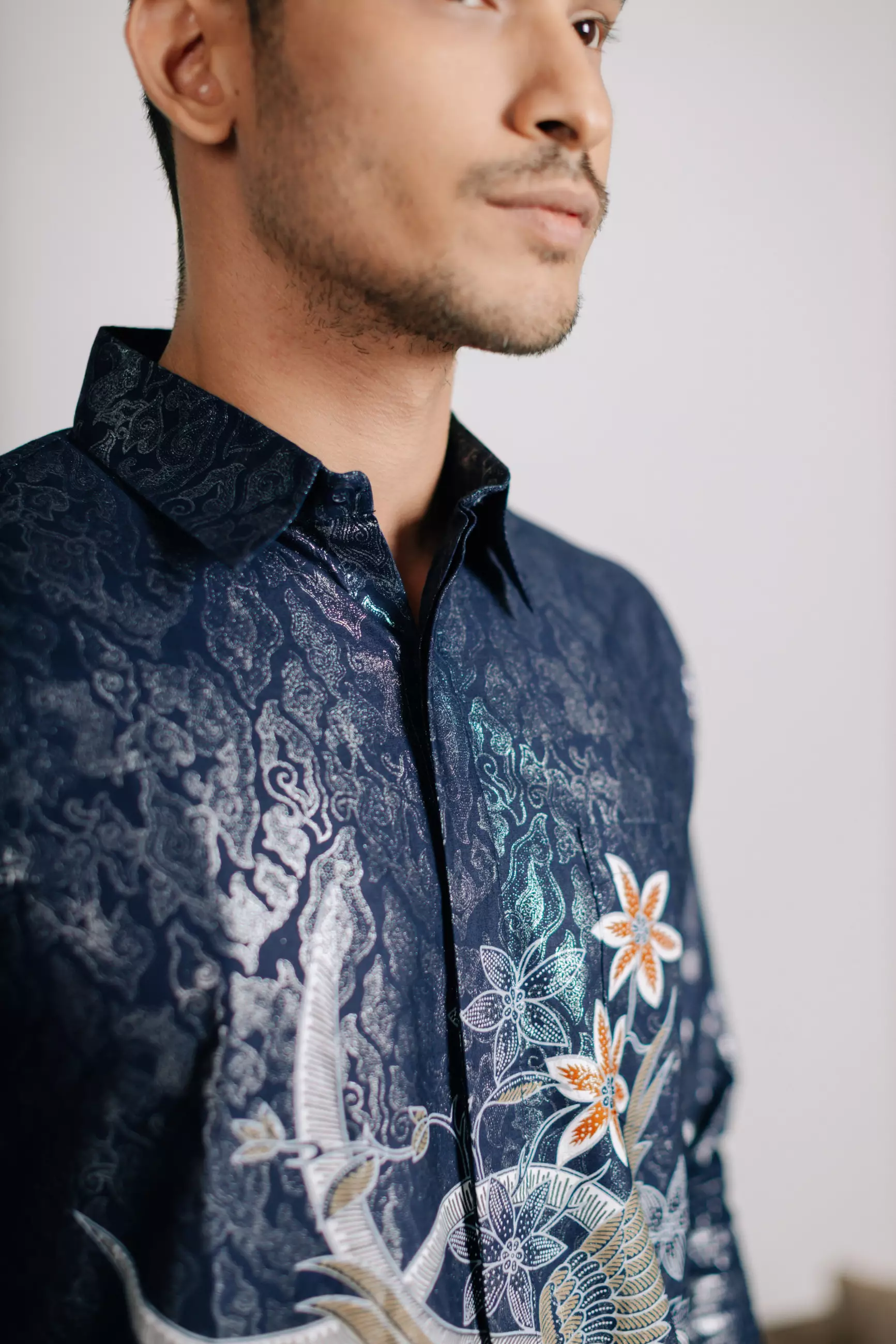 Adyatma Naratama Navy Blue Kemeja Batik Slim Fit Pria Lengan Panjang Katun Foil