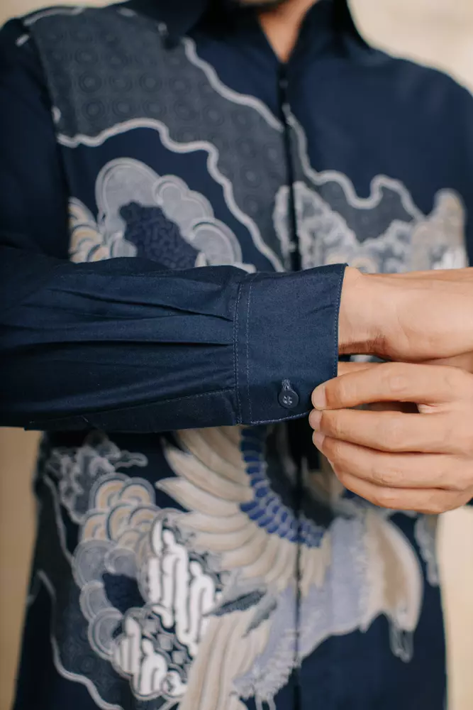 Adyatma Baskara Navy Blue Kemeja Batik Slim Fit Pria Katun Lengan Panjang
