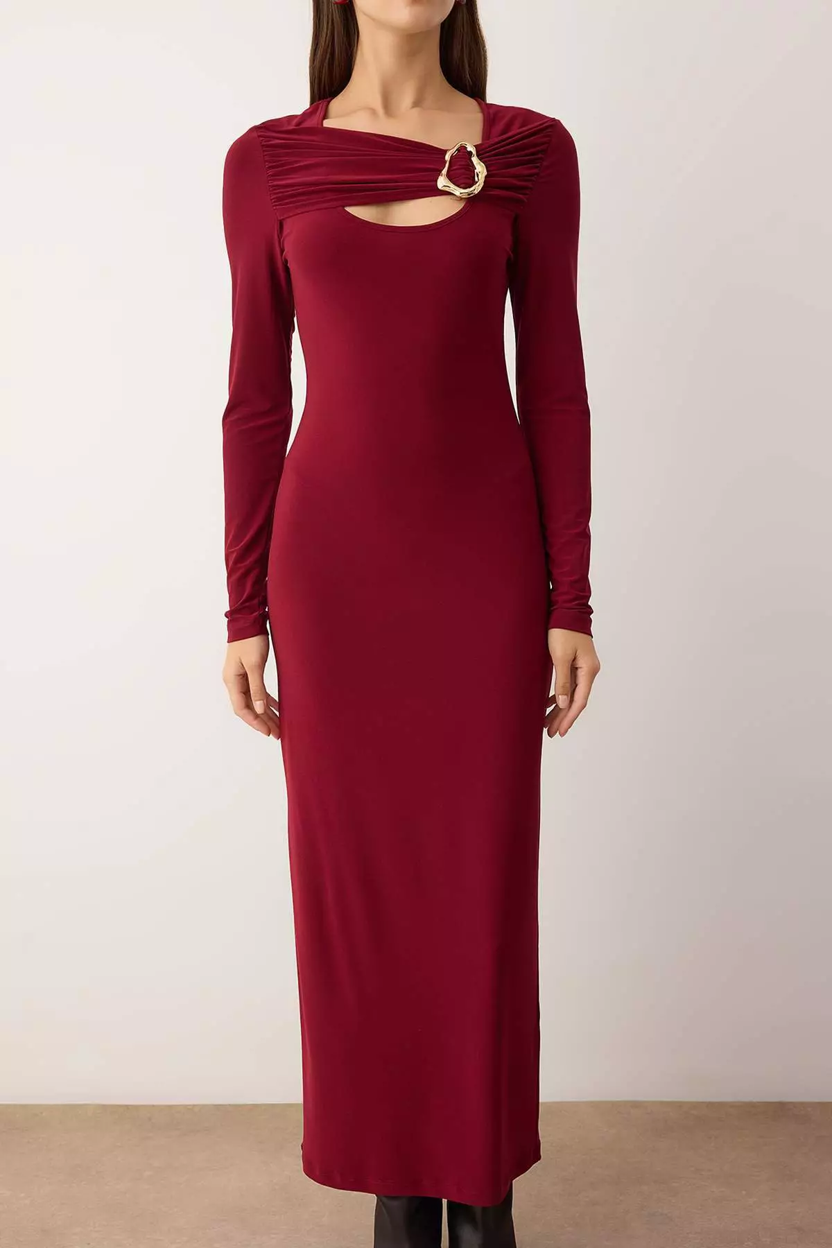 Burgundy Cut Out And Accessory Detailed Body-Fitting Flexible Maxi Knit Dress