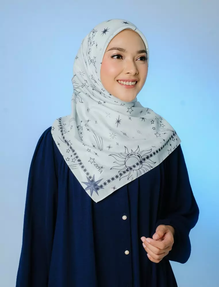 AMBERLY Scarf Offwhite - Kerudung Hijab Segiempat Motif With Pouch Ziplock - Bahan Poly Fine - Ukuran 110x110