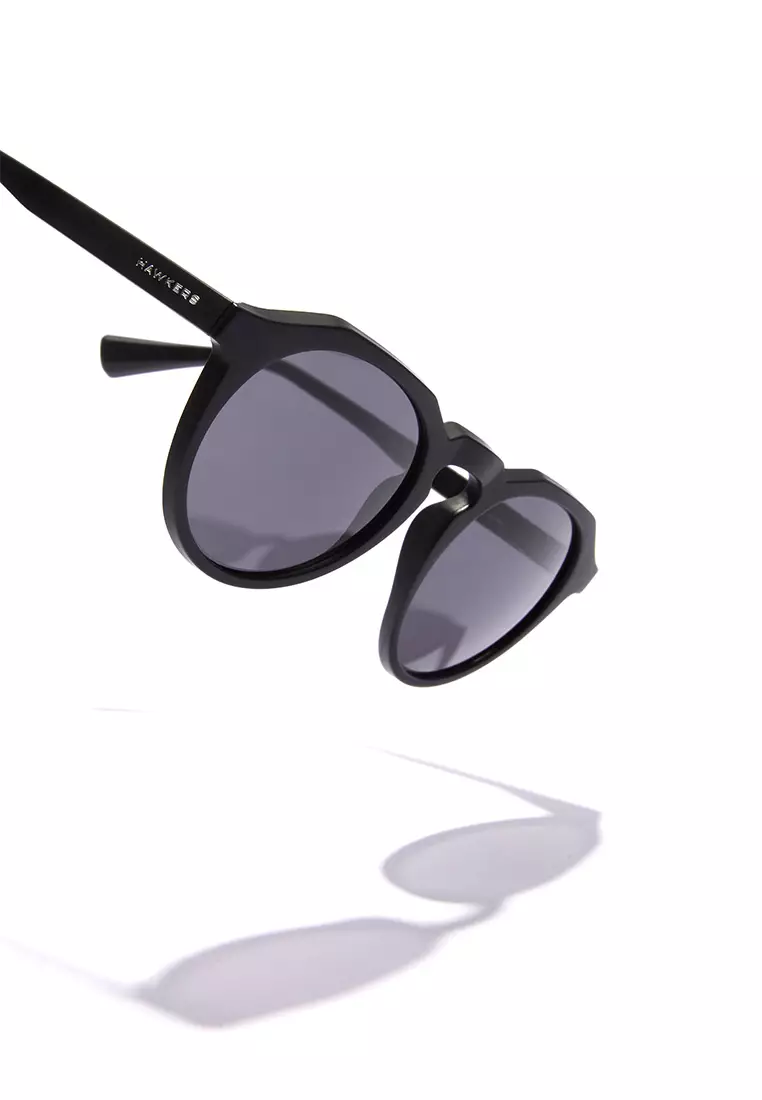 HAWKERS POLARIZED Carbon Black WARWICK RAW. Sunglasses for Men and Women, Unisex. UV400 protection. Official product designed and made in Spain. HWRA21BBTP