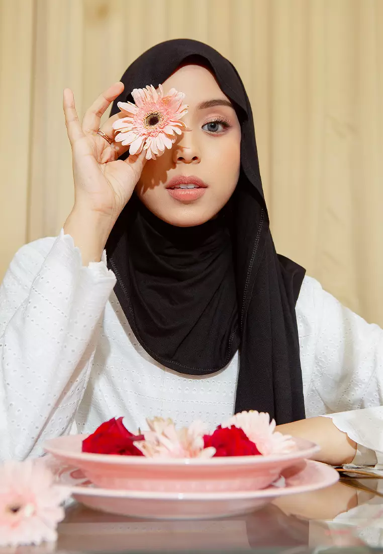 Heidy Oval Shawl in Black (Lozy x Heidy)