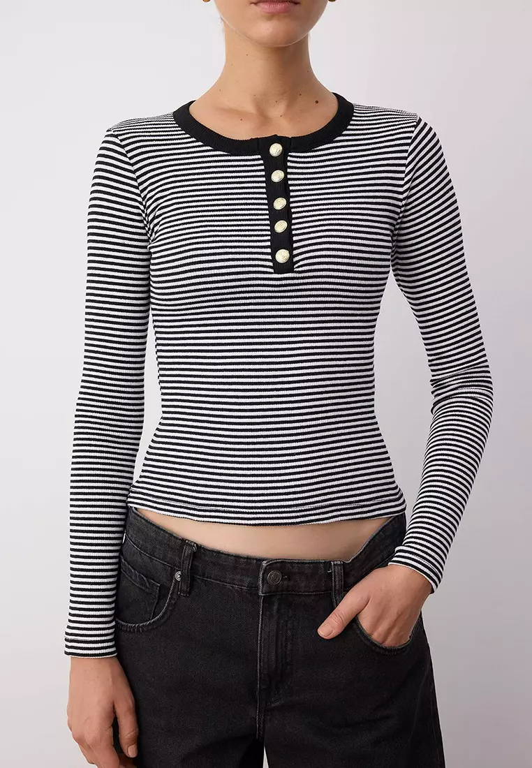 Black Crew Neck Buttoned Fitted/Fits The Body Flexible Ribbed Knitted Blouse