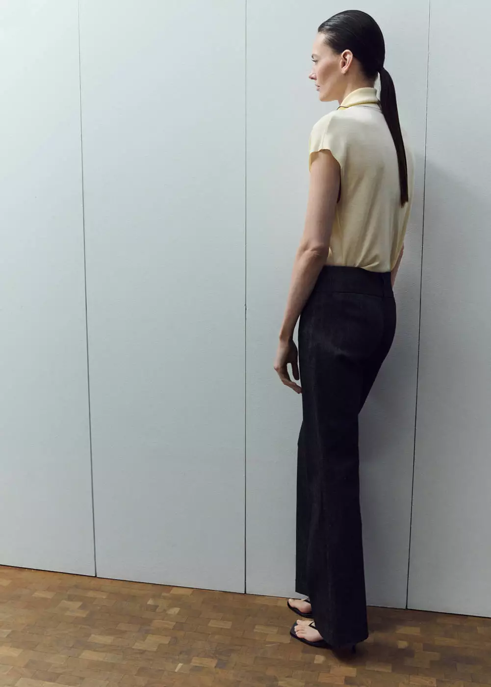 Atasan rajut dengan detail syal