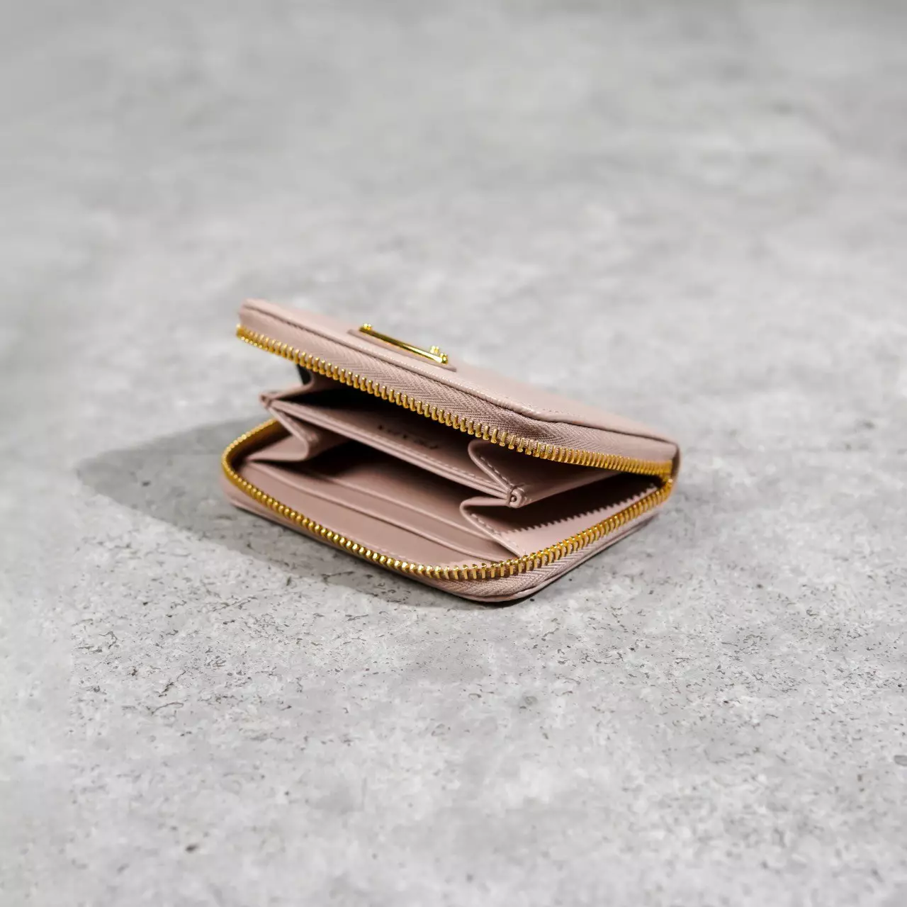 Dompet PRADA SAFFIANO TRIANGLE GHW NUDE ZIP WALLET 100% ORIGINAL