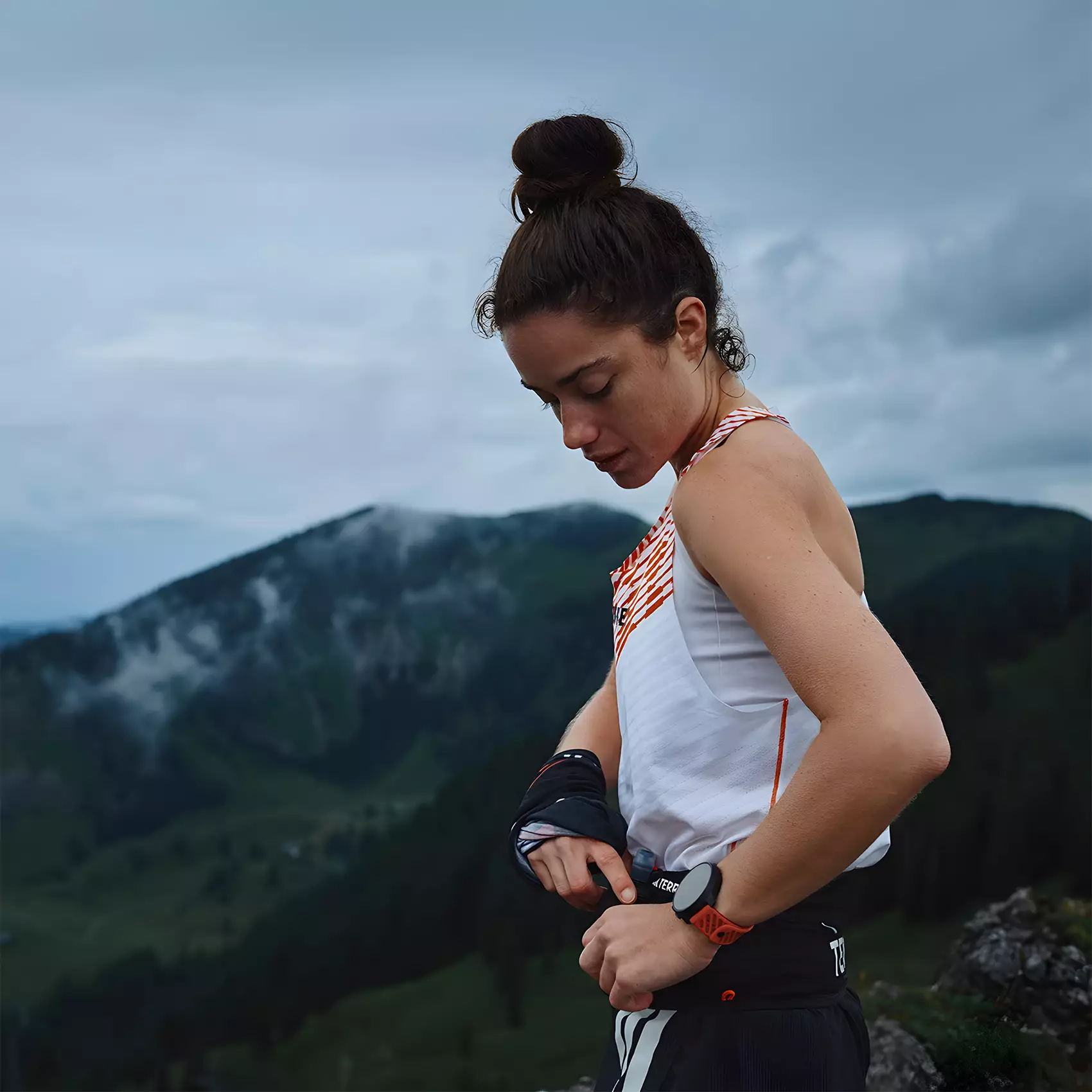 Suunto Race 2 - Jam Tangan Unisex - Dark Brushed Titanium Striped Two-Tone Trail Gray Silicone Strap - SS051203000