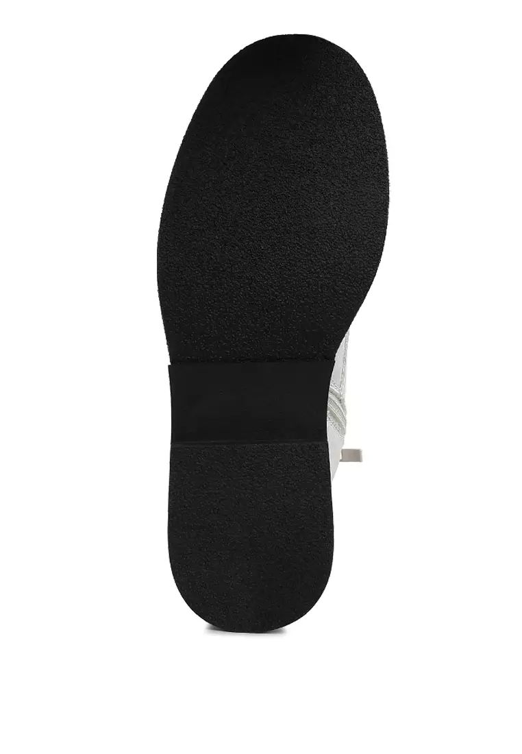 Sepatu Bot Renda Tekstur Metalik dalam Warna Perak