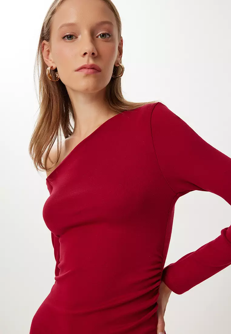 Women Burgundy Boat Neck Gathered Mini Knitted Dress Ub00442