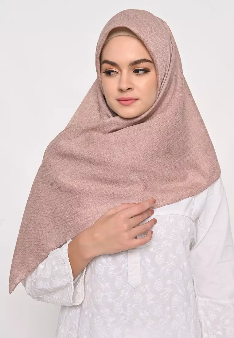 Segi Empat Voal Zaffron Jahit Tepi Rosybrown