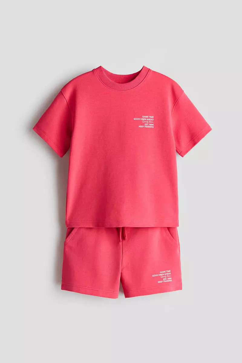 2-piece T-shirt and sweatshorts set