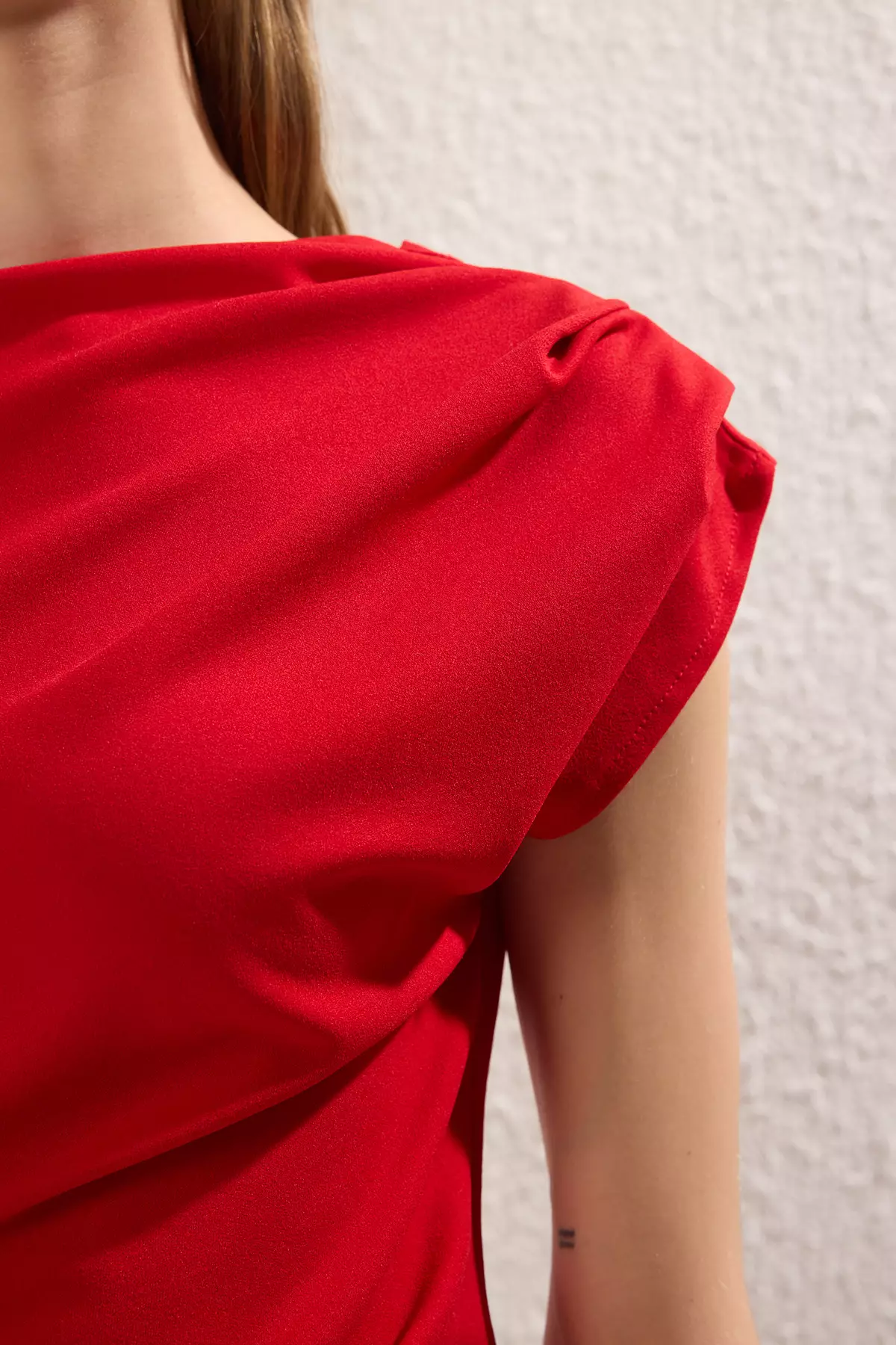 Red Gathered/Draped Detailed Flowy Asymmetric Collar Knitted Blouse TWOSS25BZ00024