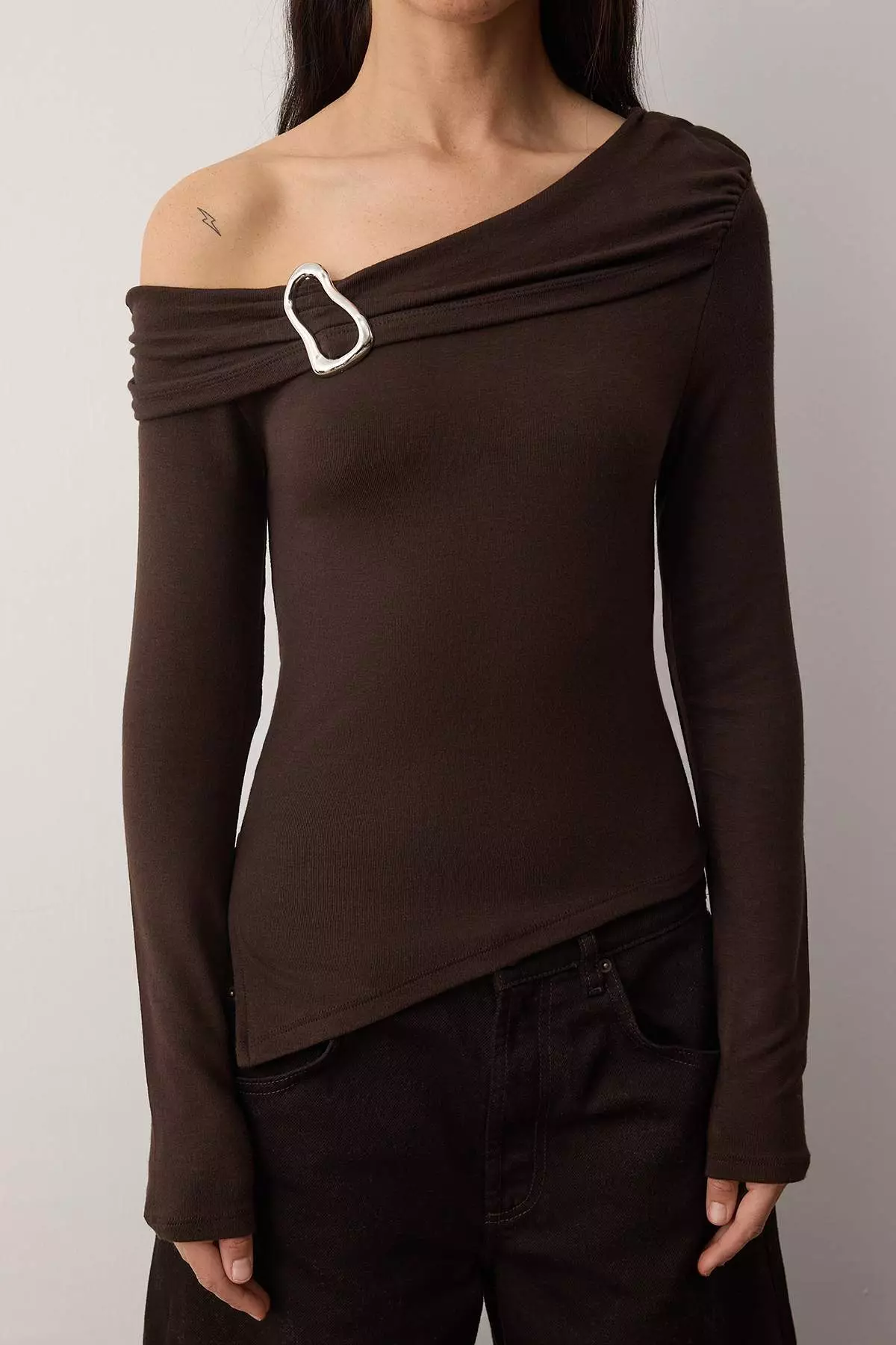Brown Asymmetric Collar Accessory Detailed Fitted Open Shoulder Knitted Blouse Twoaw26Bz121