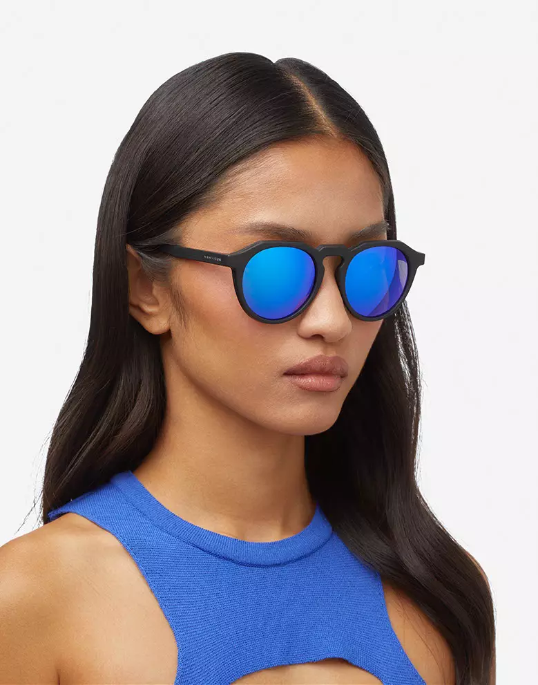 HAWKERS POLARIZED Black Sky WARWICK RAW. Sunglasses for Men and Women, Unisex. UV400 protection. Official product designed and made in Spain. HWRA21BLTP