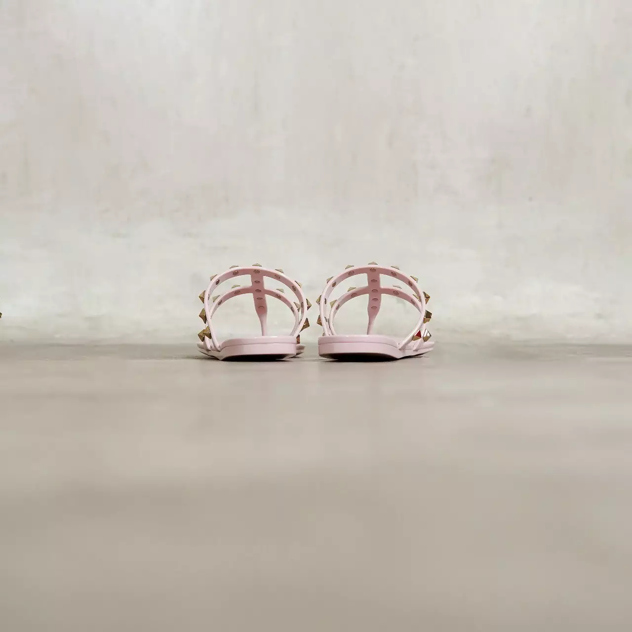 Sandal VALENTINO THONG ROCKSTUD PINK JELLY SANDAL 100% ORIGINAL