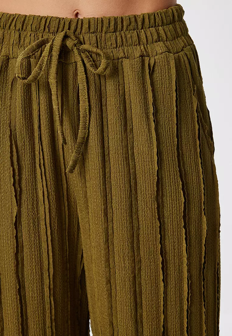 Textured Pockets Knitted Trousers