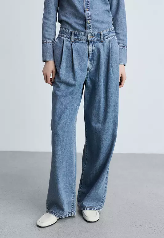Wide-Leg Pleated Jeans
