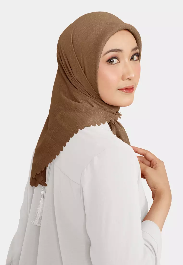 Cotton Bee - Hijab Segiempat Rayyansa Tassel Emboss Lasercut 