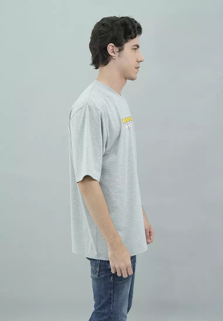LGS STREET - Kaos Casual Pria Lengan Pendek Motif Sablon Abu-Abu Basic Reguler Fit - SO.30.H019.004.C