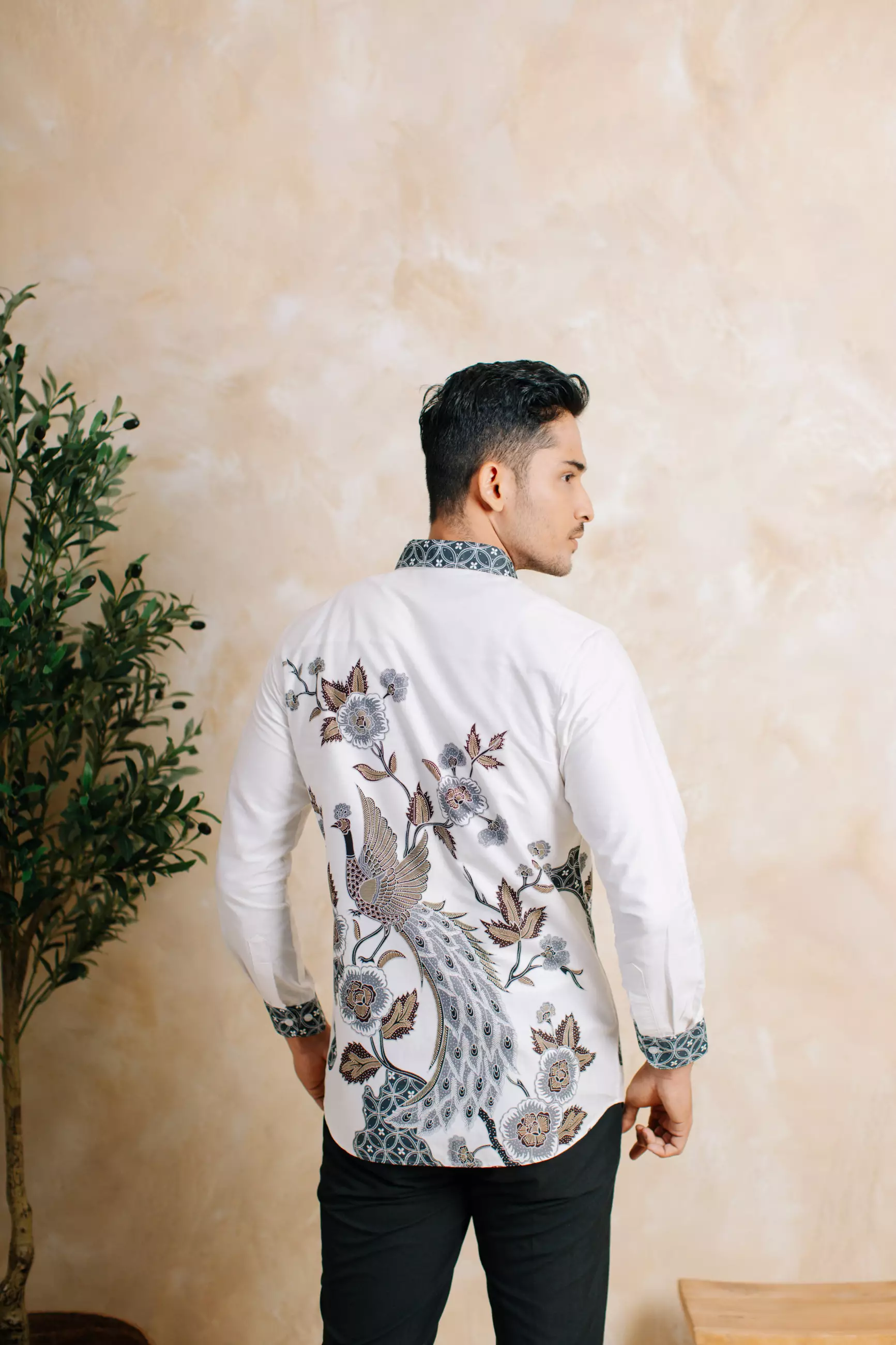 Adyatma Kamala White Putih Kemeja Batik Pria Slim Fit Lengan Panjang Katun