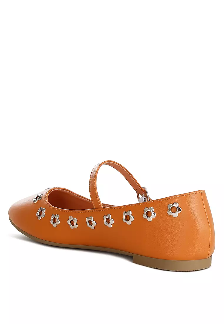 Sepatu Balerina Bertali Lubang Bunga Warna Coklat Muda