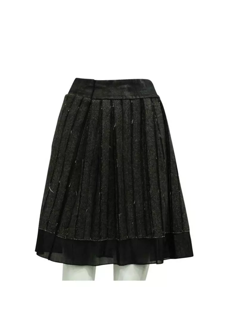Black pleated skirt top designer