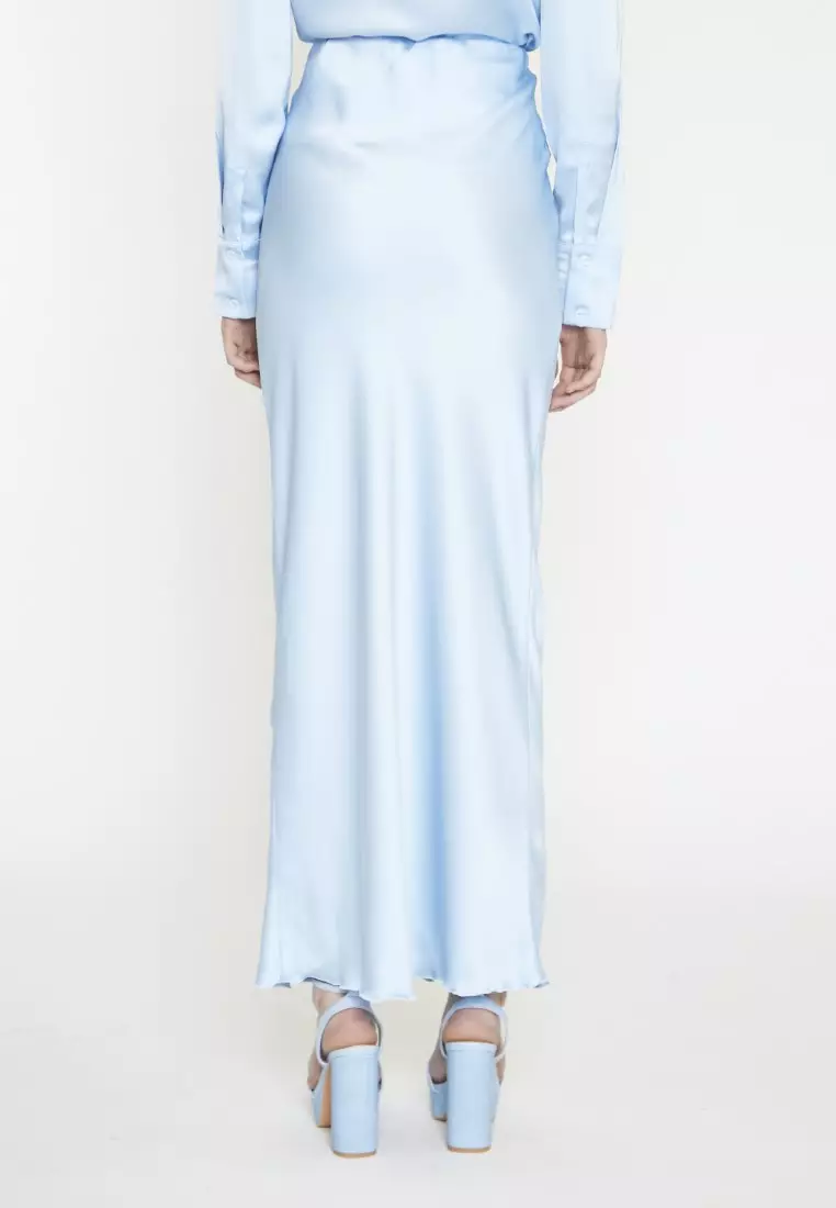 淺藍色緞面斜裁中長半身裙
