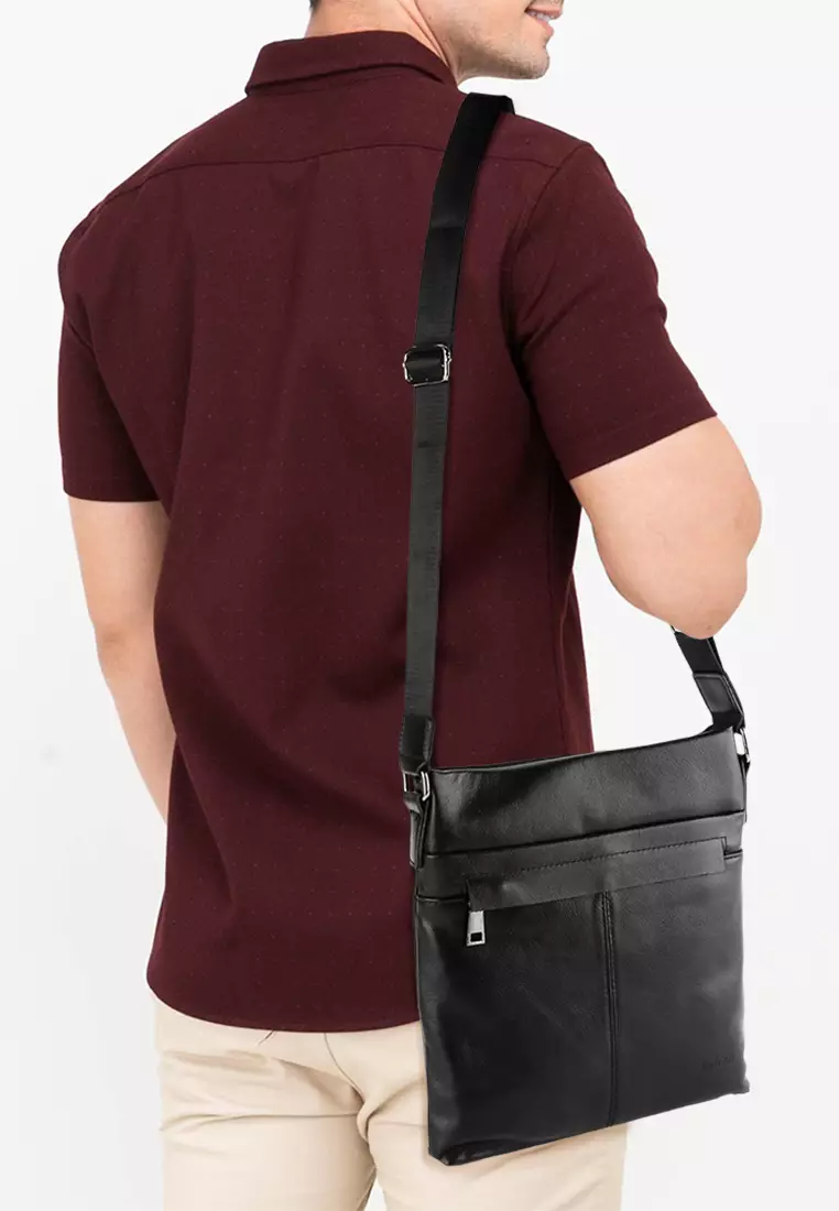 Tas Selempang Pinggang Dengan Desain Dark Tone Untuk Urban Masculine Look