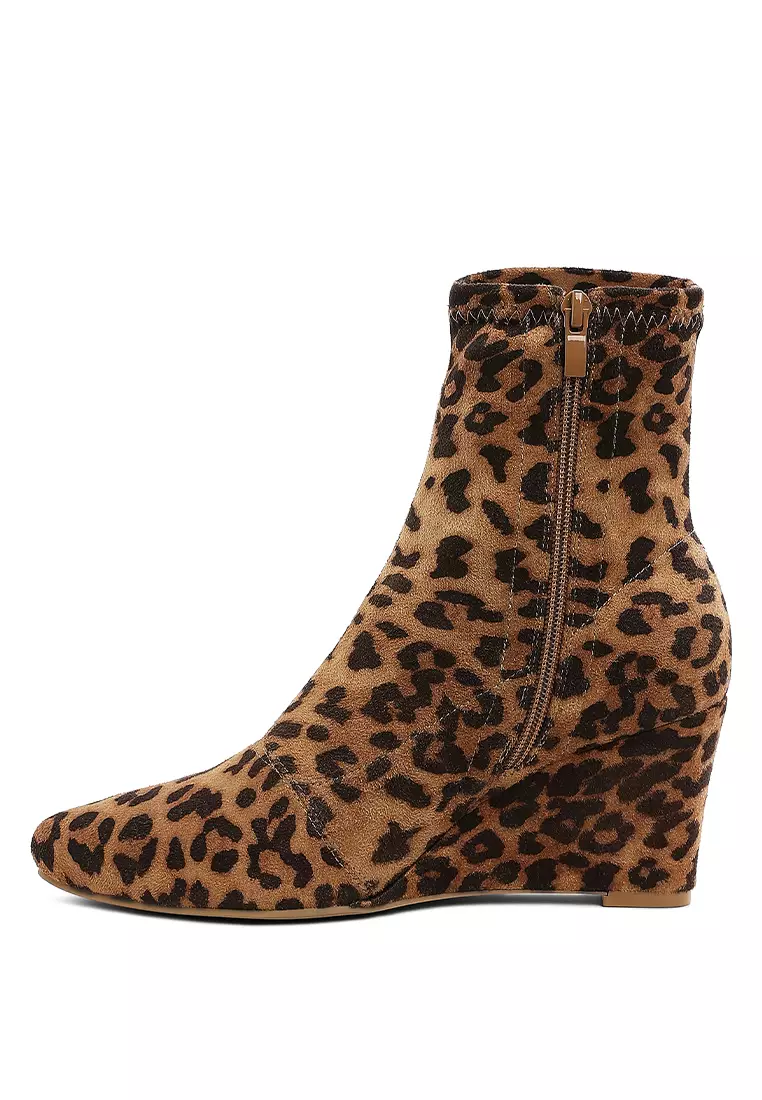 Sepatu Bot Microfiber Wedges Motif Macan Tutul